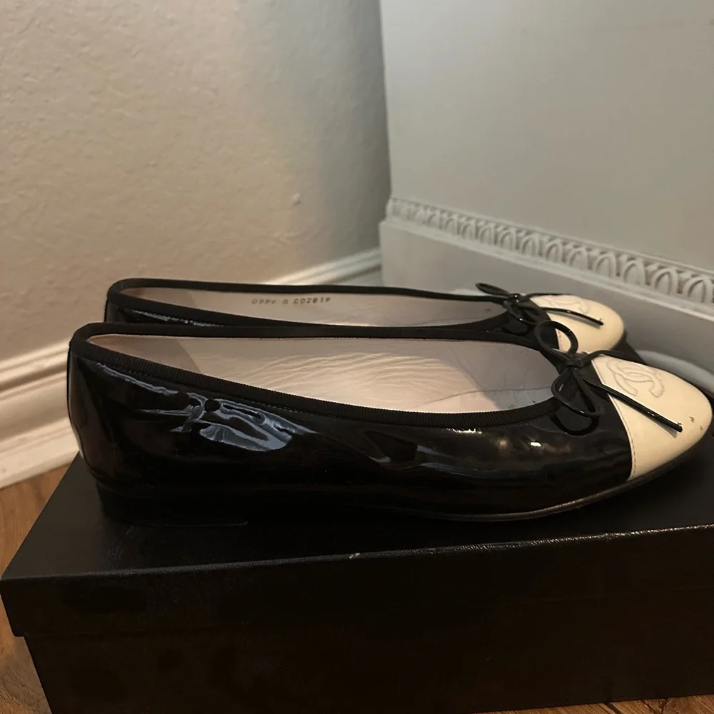 Chanel Vintage Black and White Patent Ballet Flats Size 39.5 / 8.5 - Picture 4 of 14